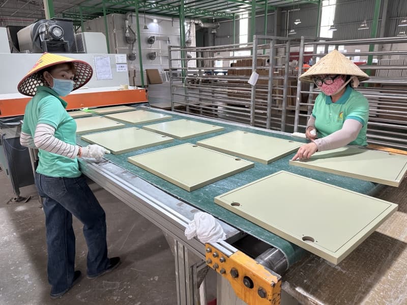 making kitchen cabinets soft close