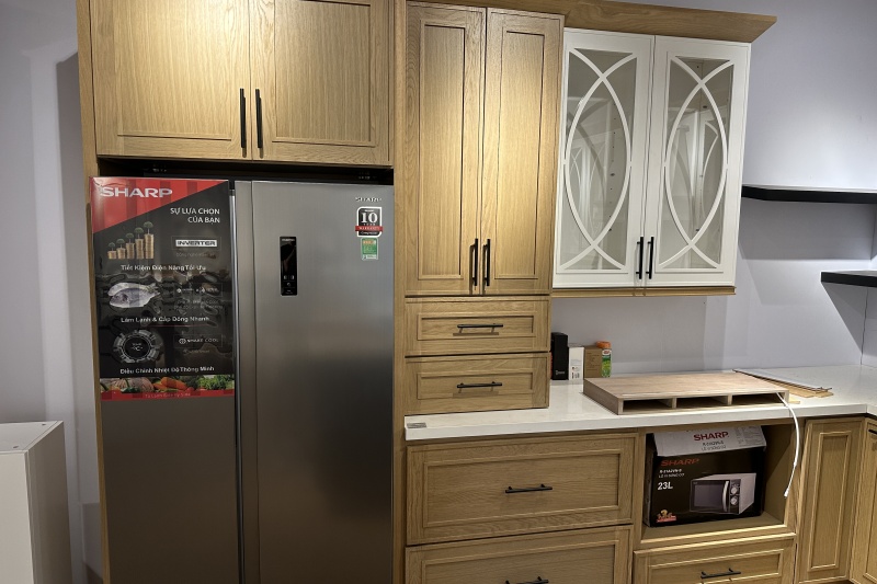 Oak cabinetry accents with trendy hardware Oak cabinetry accents with trendy hardware