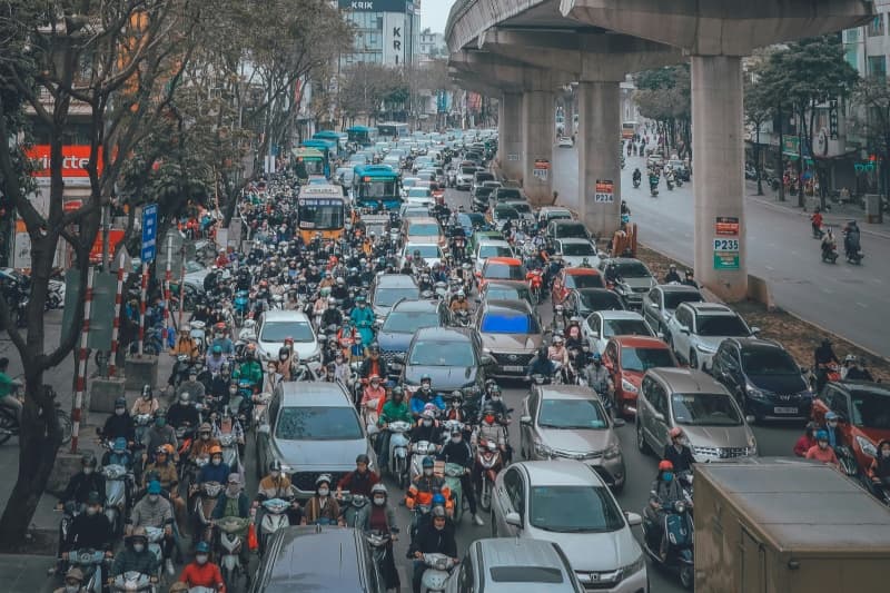 La frecuente congestión en el puerto de Ho Chi Minh en Vietnam provoca retrasos en el transporte, pero mantenemos nuestro compromiso con la entrega puntual.