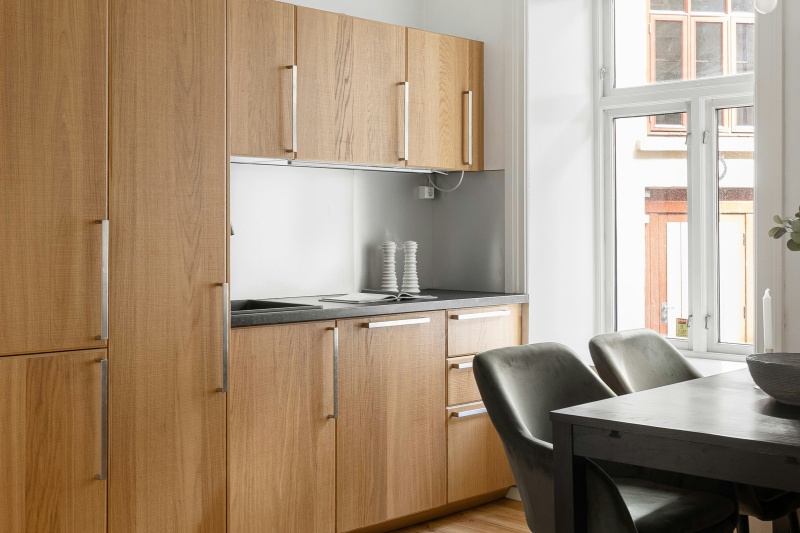 Modern wood-grain cabinet design