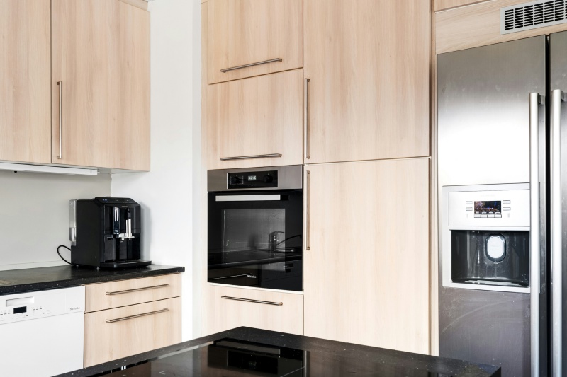 Wood-texture kitchen cabinet finish