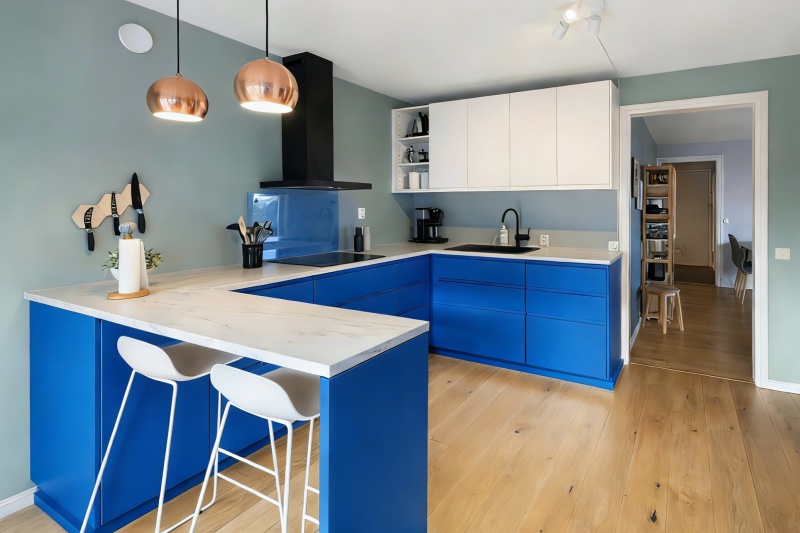 Blue cabinetry for minimalist kitchens