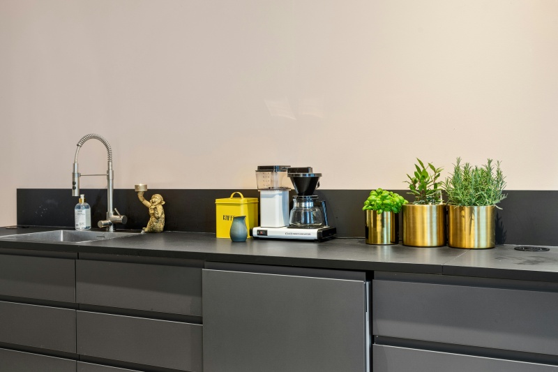 Stylish minimalist kitchen cabinets