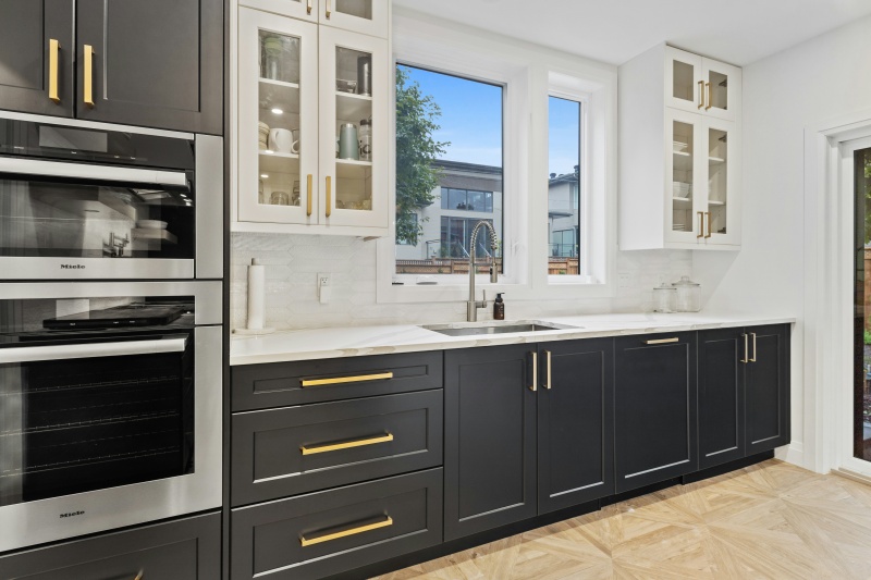 Rustic cabinet styles for cozy small kitchens