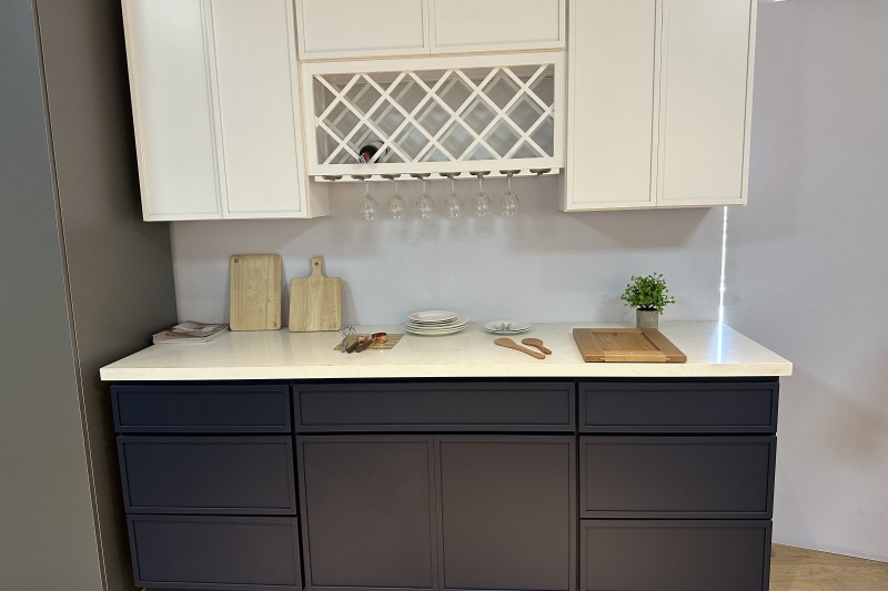 Choosing the right two-tone cabinet colors