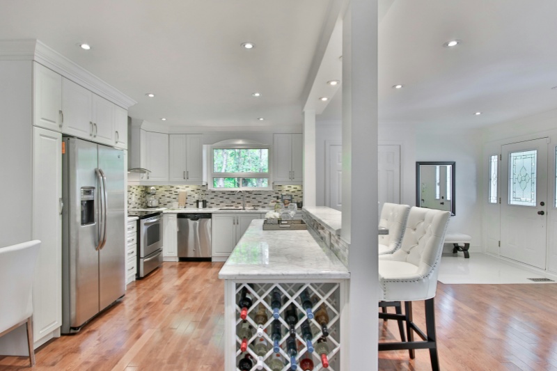 White kitchen wine cabinet ensemble