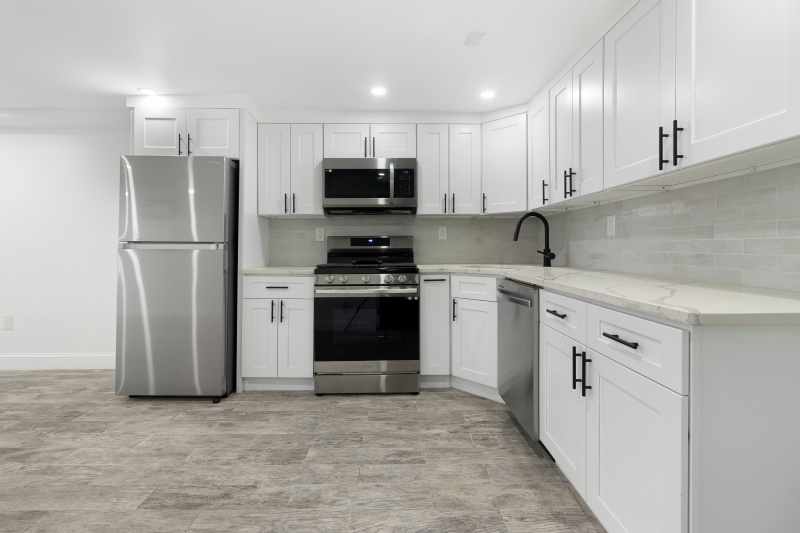 ¿Cómo hacer que los gabinetes de cocina blancos resalten?