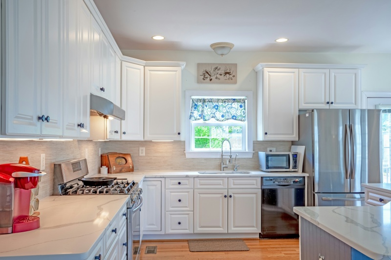 Stylish raised panel cabinet construction