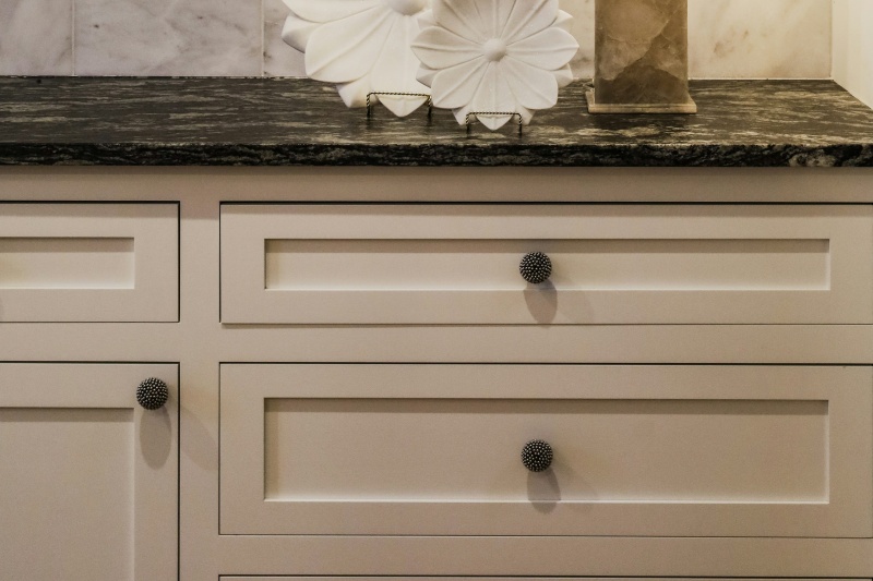 Modern Two-Tone Kitchen Cabinets Style