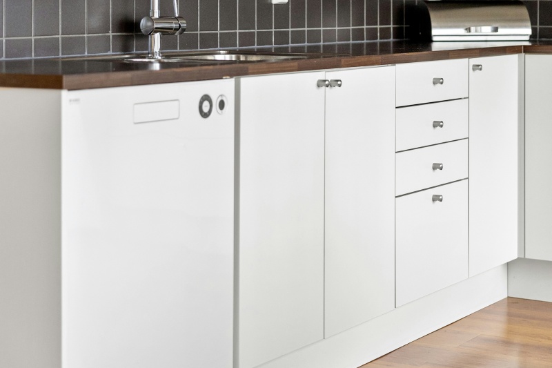 Screw-free cabinet setup innovation