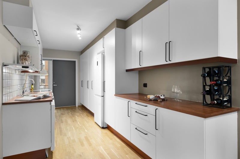 Time-saving screw-free cabinet construction