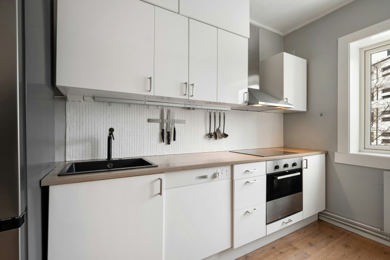 Convenient Screw-Free Cabinetry Construction