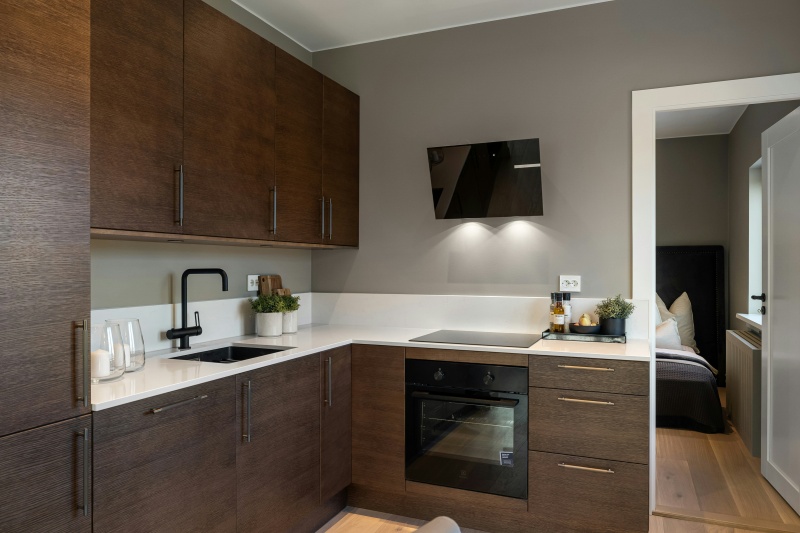 ¿Están de moda los armarios de cocina de madera oscura?