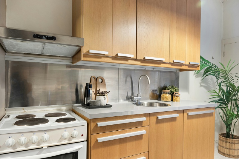 Long-lasting oak kitchen cupboards