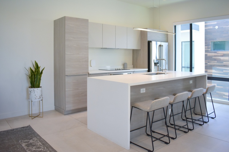 Efficient storage in frameless cabinets Efficient storage in frameless cabinets