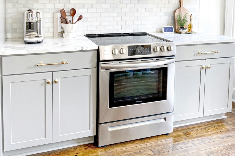Shaker-style base cabinets description and features