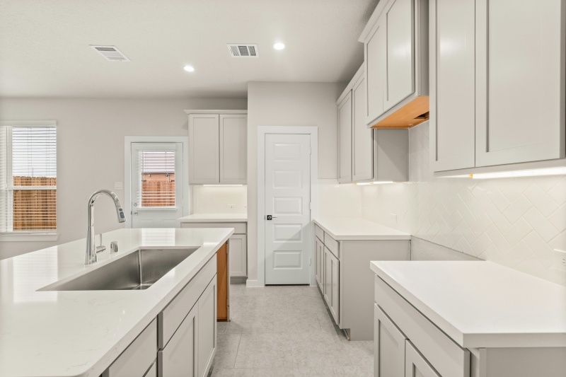 Shaker-style base cabinets hardware choices