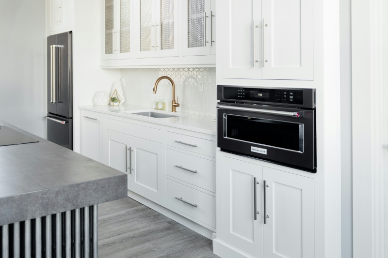 Shaker-style base cabinets hardware choices