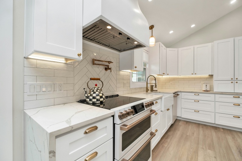 White Cabinets for Bright Kitchen Spaces White Cabinets for Bright Kitchen Spaces