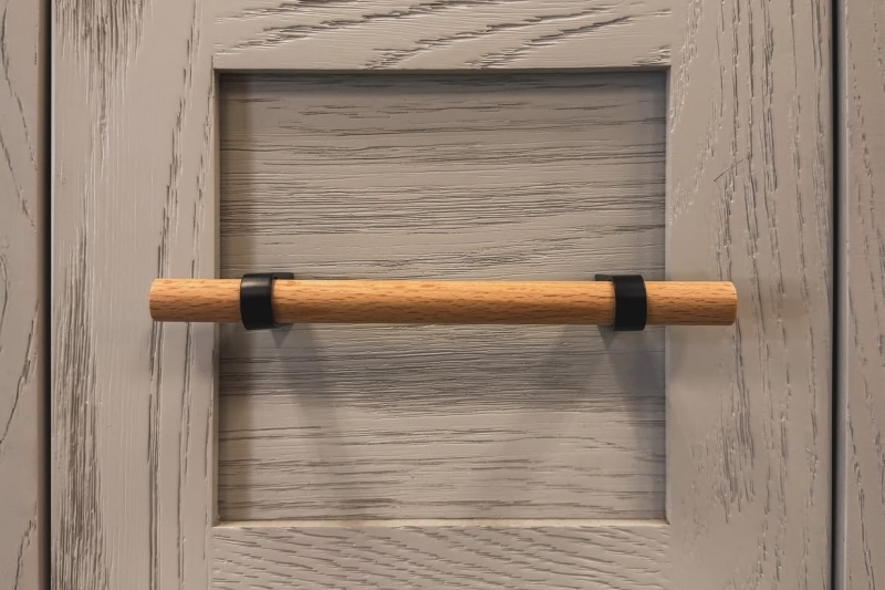Elegant hardware for wooden cabinet doors