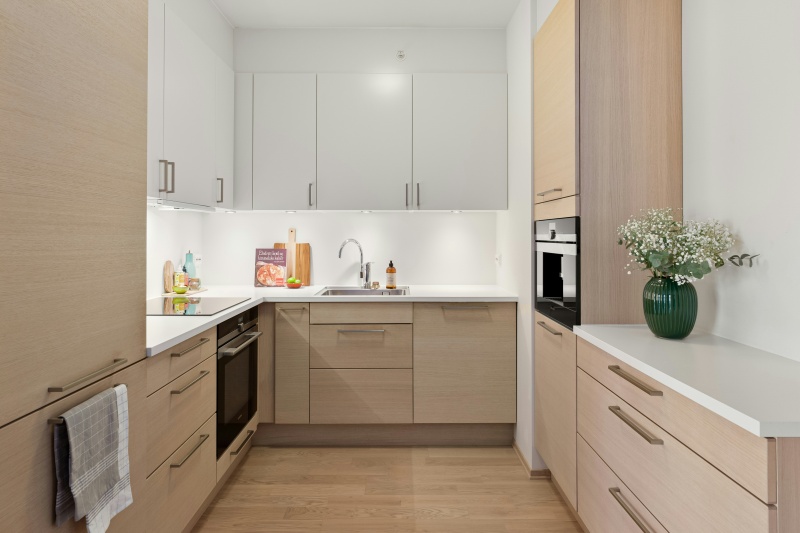 Harmonizing colors in two-tone kitchen cabinets