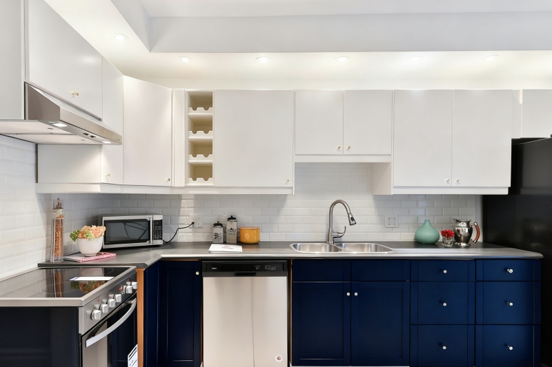 Color palettes for two-tone kitchen designs