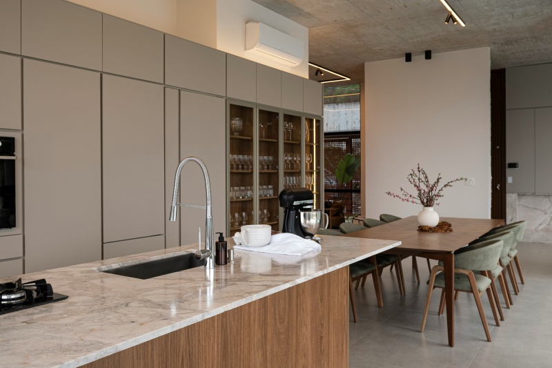 Contemporary handle-less kitchen cabinet design