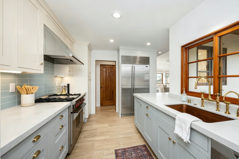 Choosing airy and bright cabinet colors