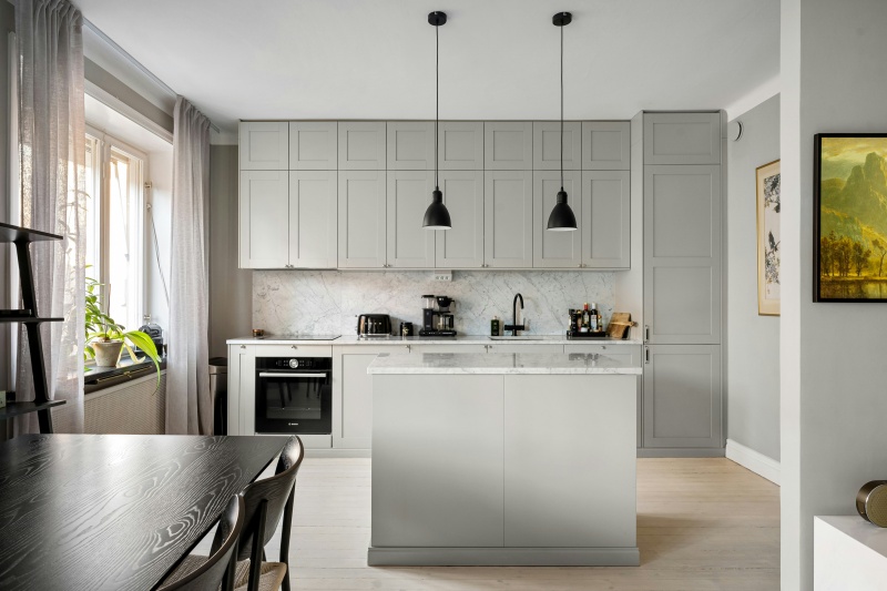 Timeless Shaker cabinet styles with knobs